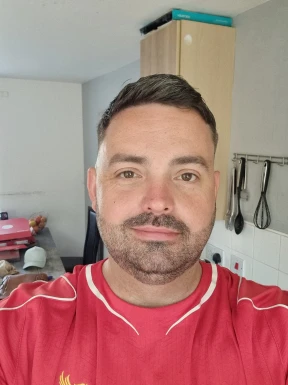 <span>Terry, 44</span> <span style='width: 25px; height: 16px; float: right; background-image: url(/bitmaps/flags_small/UK.PNG)'> </span><br><span>Reading, 英国</span> <input type='button' class='joinbtn' style='float: right' value='JOIN NOW' />
