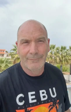 <span>Etel, 49</span> <span style='width: 25px; height: 16px; float: right; background-image: url(/bitmaps/flags_small/UK.PNG)'> </span><br><span>Edinburgh, Regno Unito</span> <input type='button' class='joinbtn' style='float: right' value='JOIN NOW' />